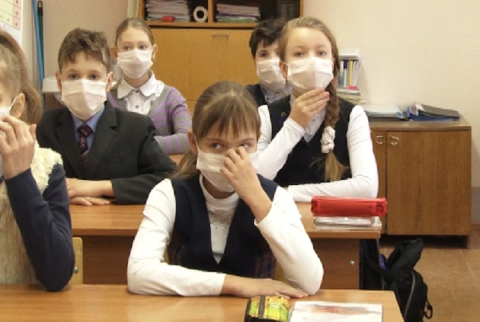 Сидеть в масках целый день для школьника - испытание. Фото: novosti33.ru