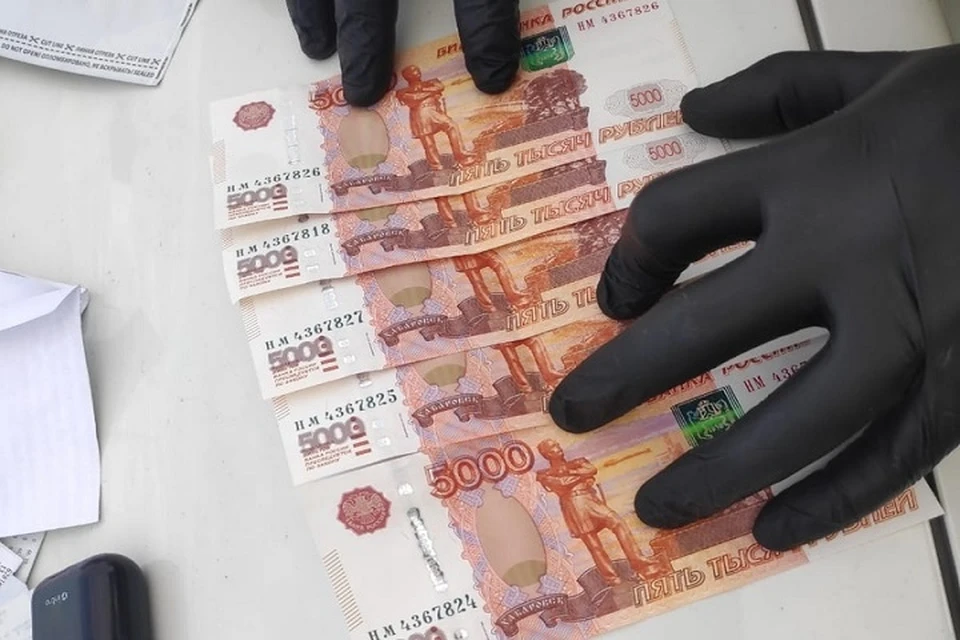 Полицейского в Югре задержали при получении взятки. Фото СУ СК по ХМАО.