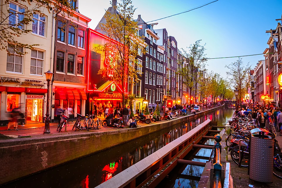 В Амстердаме знаменитая улица Красных фонарей, закрытая с середины марта, вновь начала принимать клиентов с 1 июля