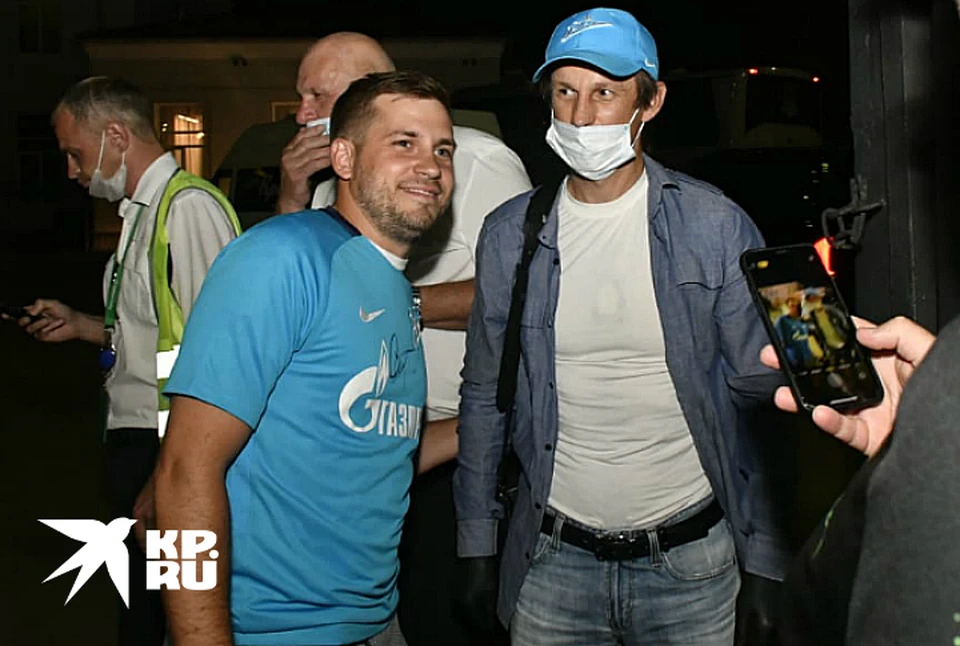 Сергей Семак вышел в фанатом перед отлетом из Краснодара