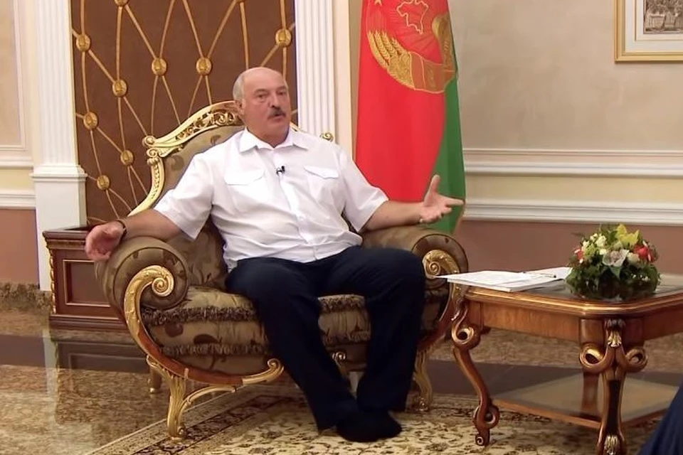 Лукашенко в носках пришел на интервью. Фото: скрин видео