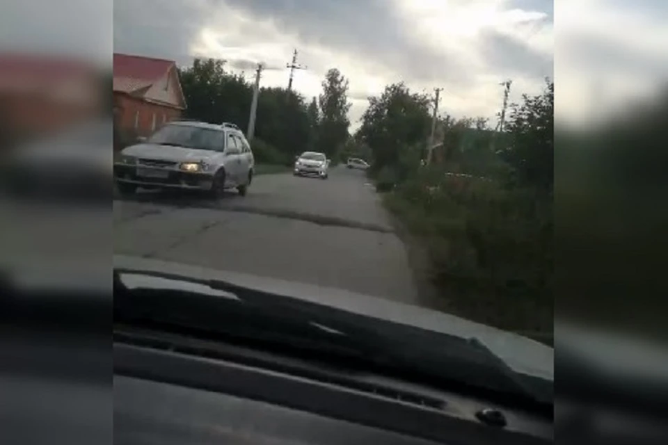 На проезжей части местные жители поставили сразу несколько "лежачих полицейских". Фото: стоп-кадр.
