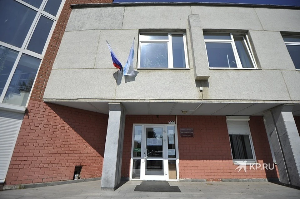 Суд проходит в городе Верхняя Пышма - всего в нескольких километрах от Среднеуральского женского монастыря