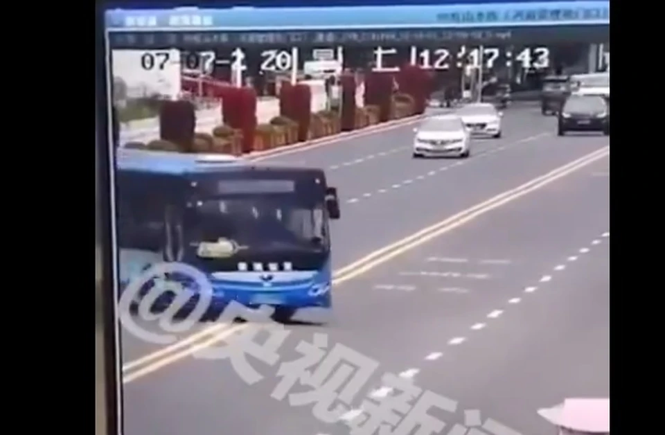 Водитель по непонятной причине свернул с дороги и направил автобус с моста
