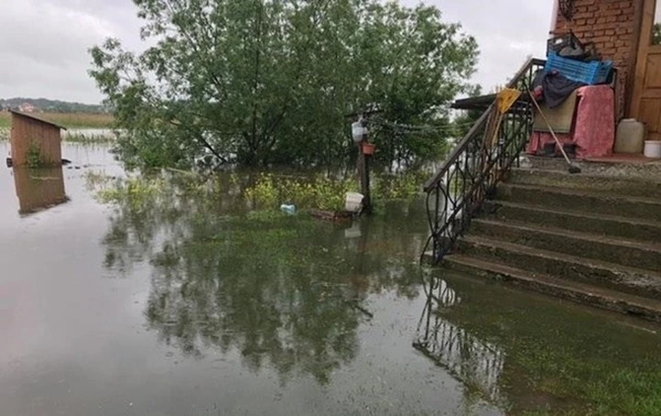 Трагедия произошла из-за того, что двор дома был затоплен. (Фото: пресс-служба ГСЧС).