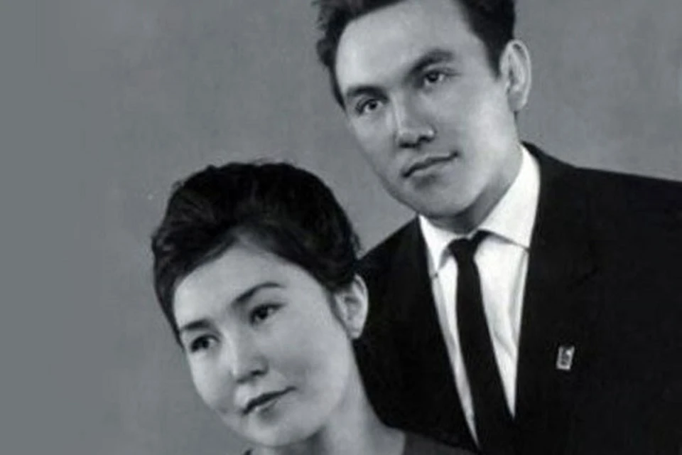 В 1962 году будущий президент Казахстана женился на молодой девушке по имени Сара.