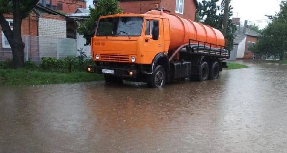 В Краснодаре техника откачивает воду с улиц. Фото мэрии Краснодара