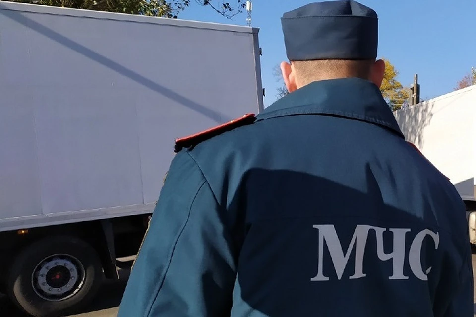 Сотрудники МЧС эвакуировали всех работников и посетителей торгового центра