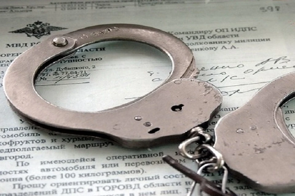 По уголовному делу также в качестве подозреваемых проходят неустановленные должностные лица.