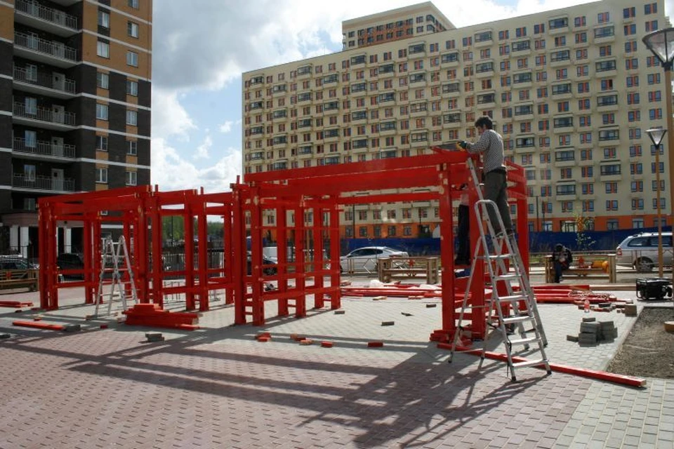 Качели в новом сквере оказались бракованными.