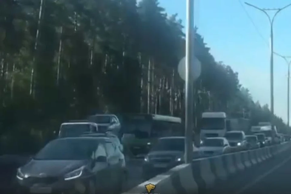 На Бердском шоссе под Новосибирском собралась огромная пробка. Фото: Кадр из видео