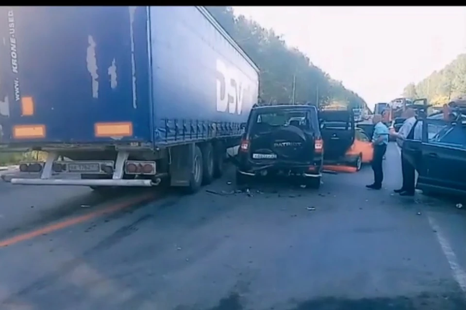 На М5 «Урал» в Рязанской области седельный тягач Scania протаранил четыре стоящих впереди автомобиля.