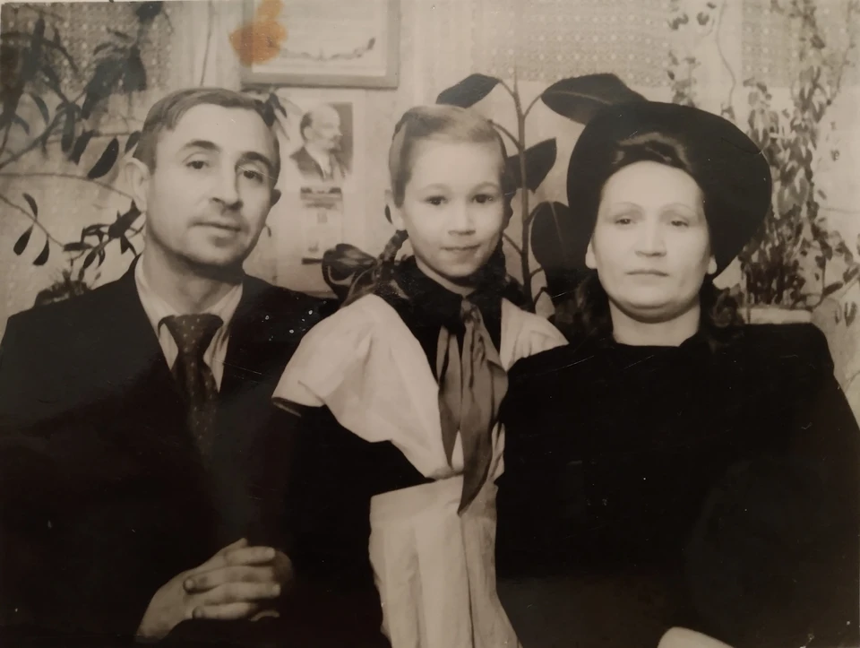 Пионерка Света Иванова с родителями в начале 1950-х годов.