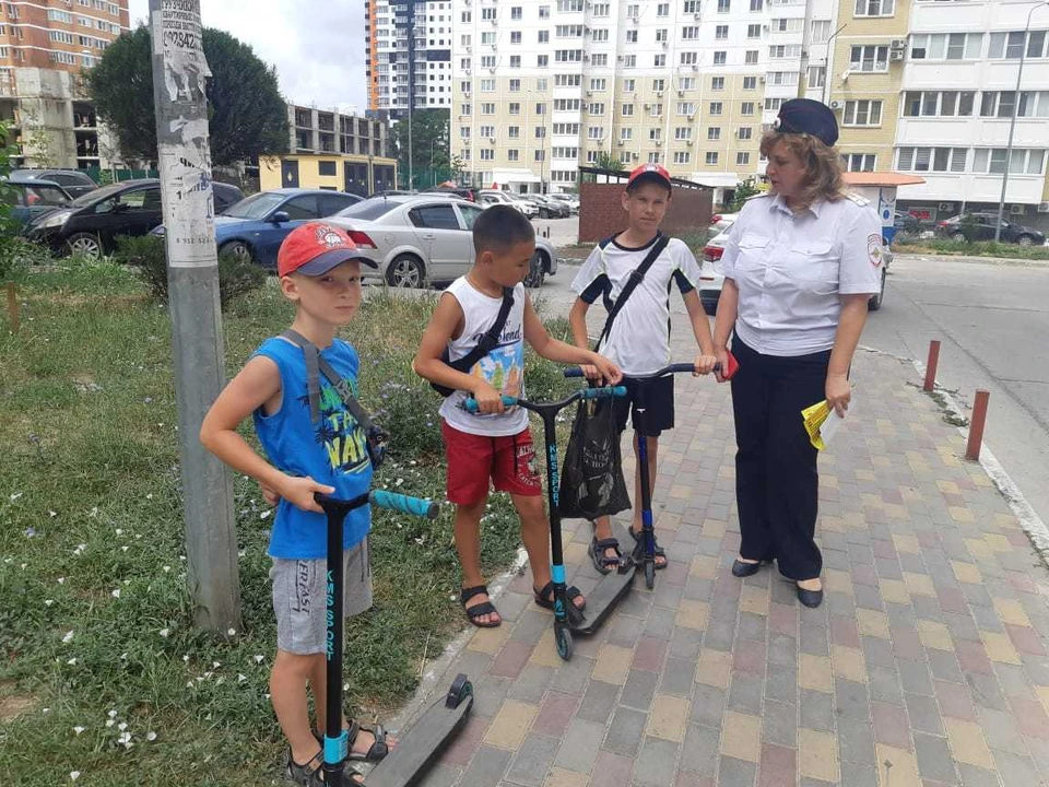 На Кубани проводят ликбезы для юных пешеходов на детских площадках. Фото: отдел пропаганды БДД