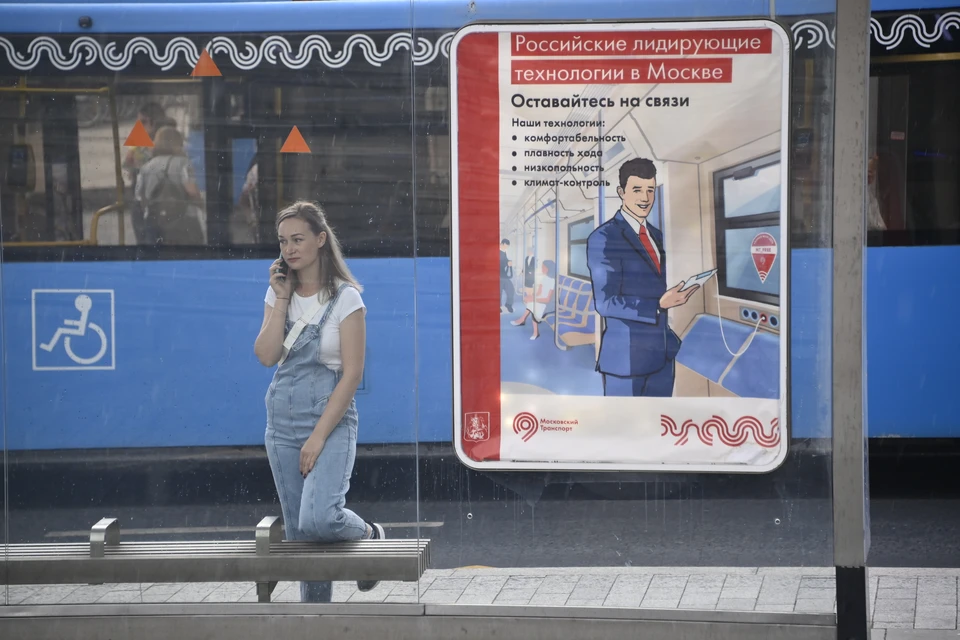 На остановке общественного транспорта.