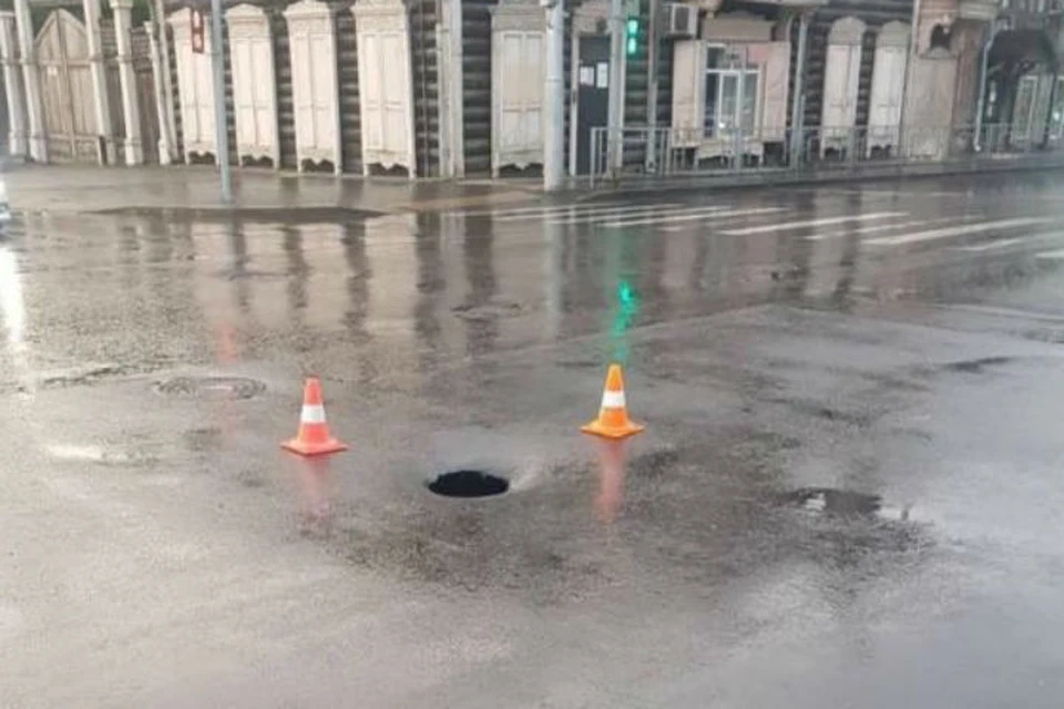 Дыра прямо посередине перекрестка Фото: ГИБДД
