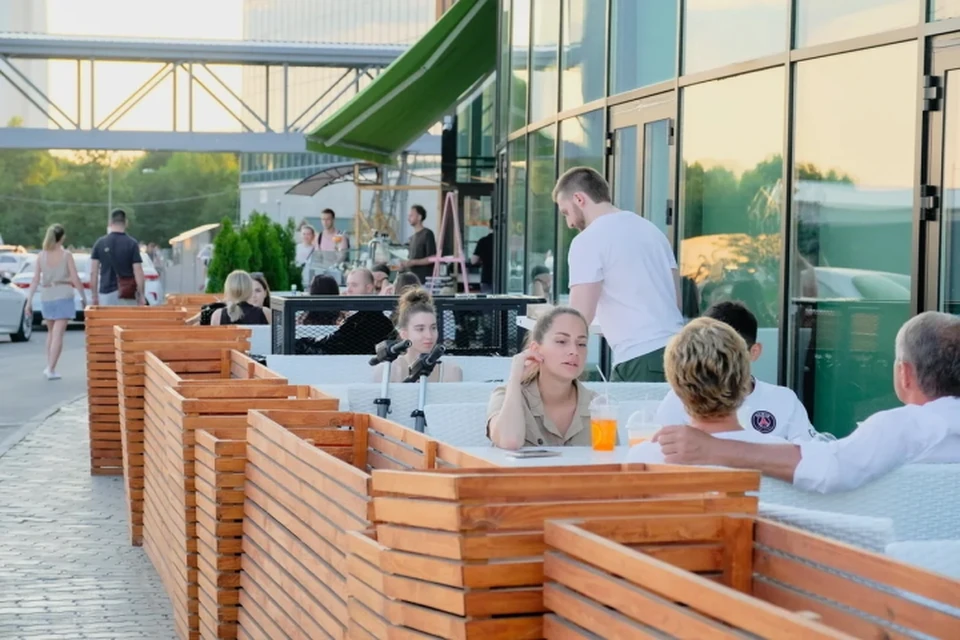 Власти Санкт-Петербурга одобрили 500 заявок от желающих открыть летние кафе.