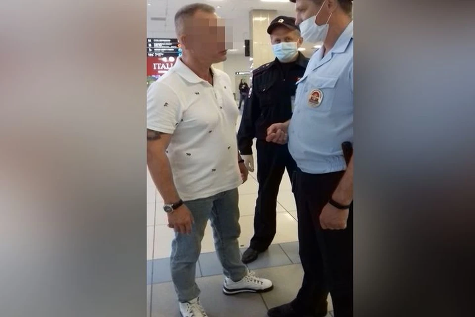Мужчина оскорбил полицейских, которые также предложили ему надеть защитную маску. Фото: стоп-кадр