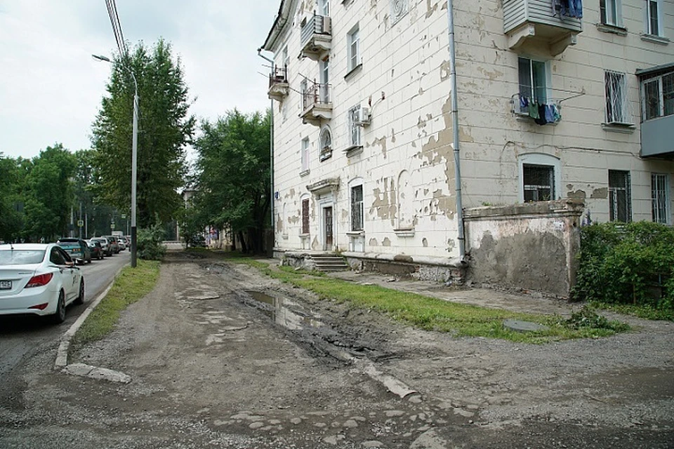 Дождевая вода разрушает тротуары и затапливает подвалы домов, угрожая целостности фундаментов