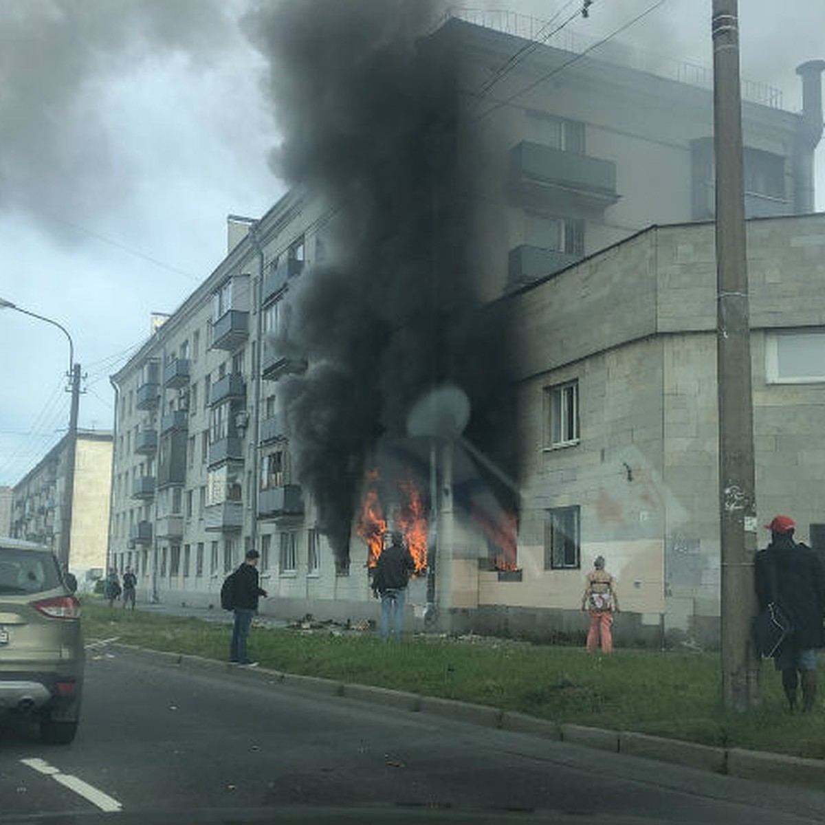 Я проснулся от взрыва»: Мощный пожар охватил жилой дом на Краснопутиловской  улице в Санкт-Петербурге - KP.RU