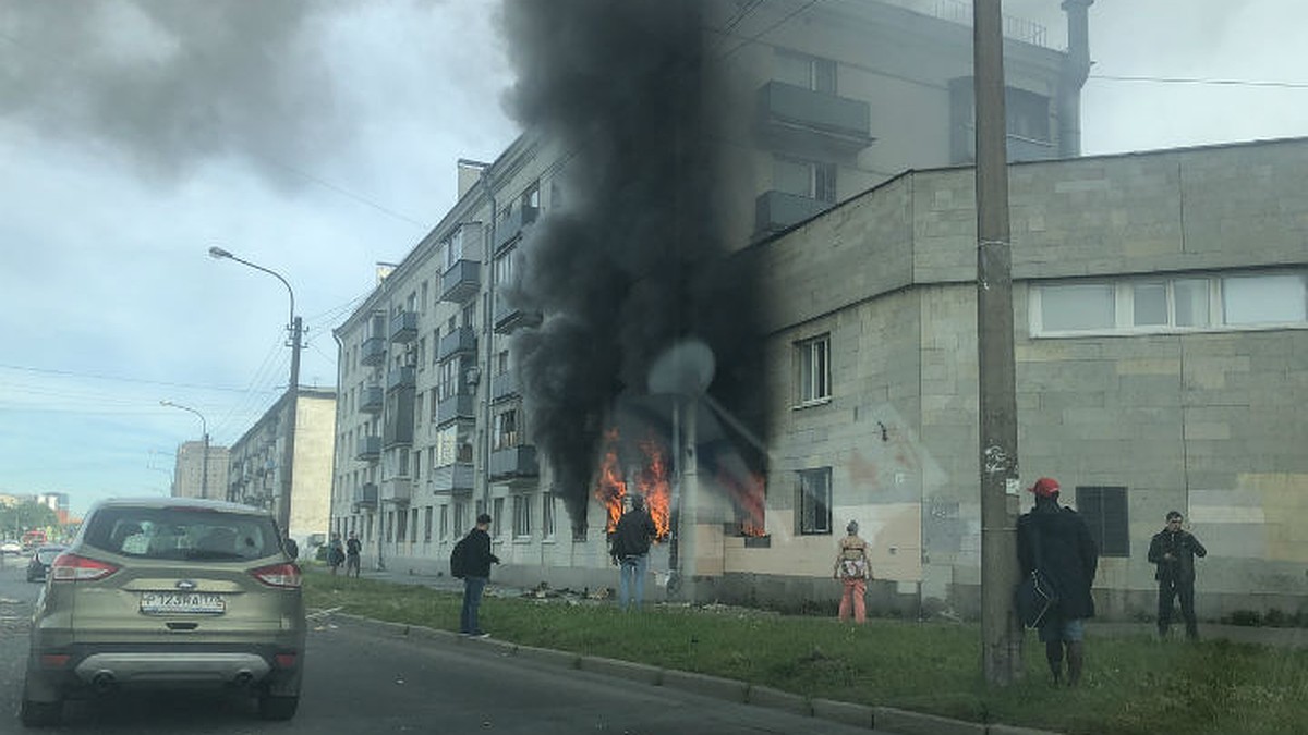 «Я проснулся от взрыва»: Мощный пожар охватил жилой дом на Краснопутиловской  улице в Санкт-Петербурге - KP.RU