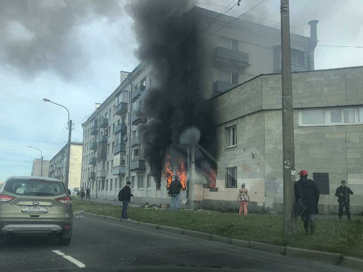 Я проснулся от взрыва»: Мощный пожар охватил жилой дом на Краснопутиловской  улице в Санкт-Петербурге - KP.RU