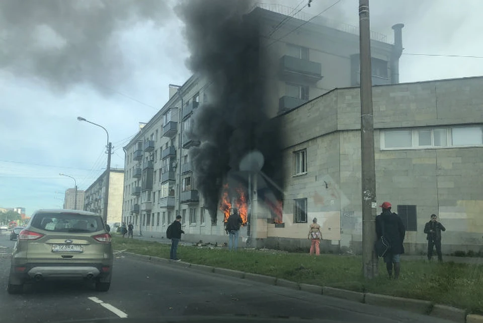 Мощный пожар произошел в доме на Краснопутиловской улице в Петербурге