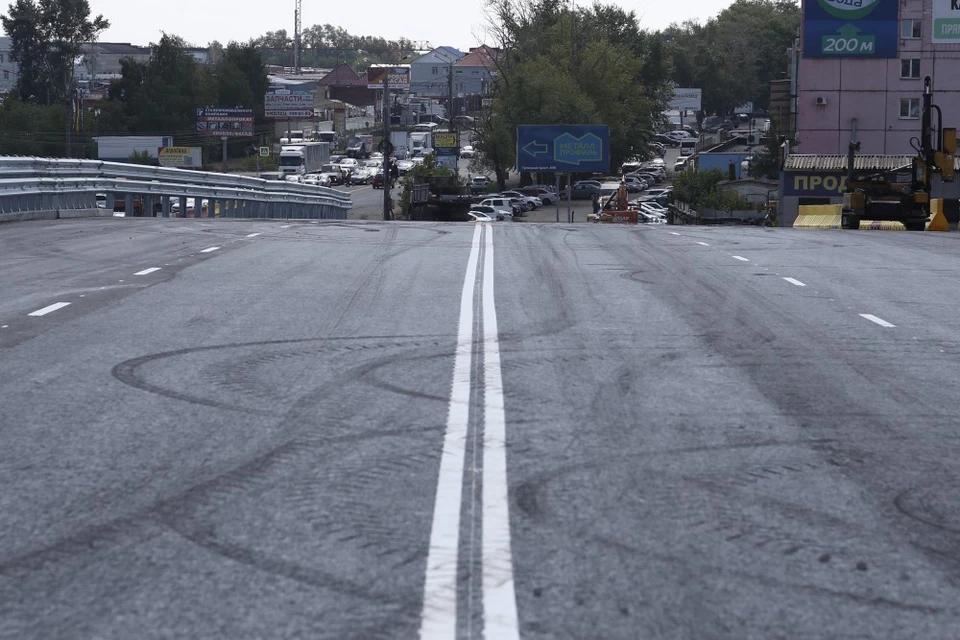 Автомобили уже начали движение по открытому после ремонта мосту. Фото: пресс-служба мэрии Челябинска