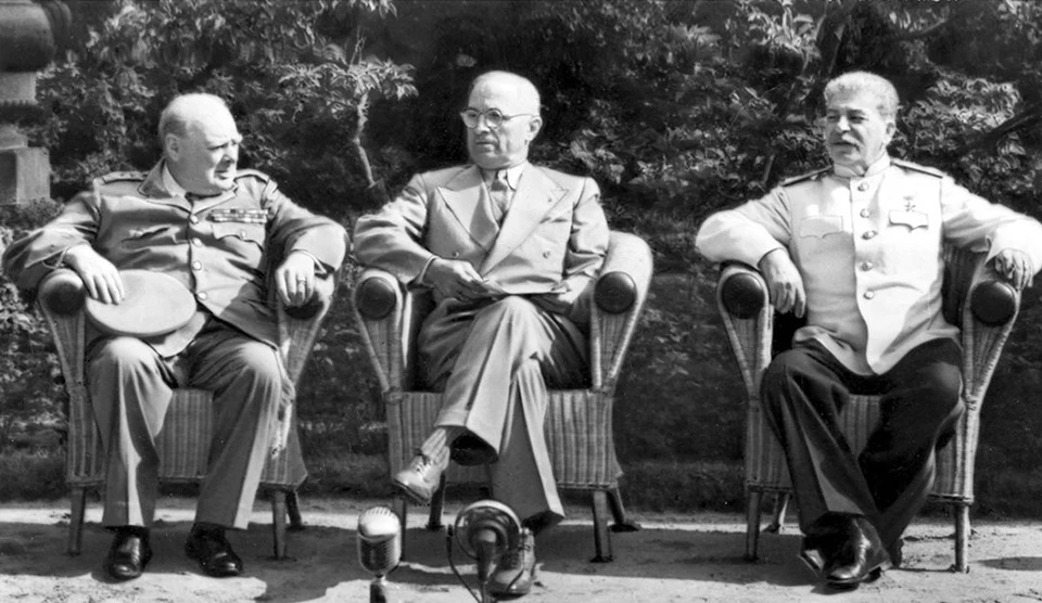 В дни Потсдамской конференции в Берлине 1945 года (слева направо) У.Черчилль, Г.Трумэн и И.В.Сталин