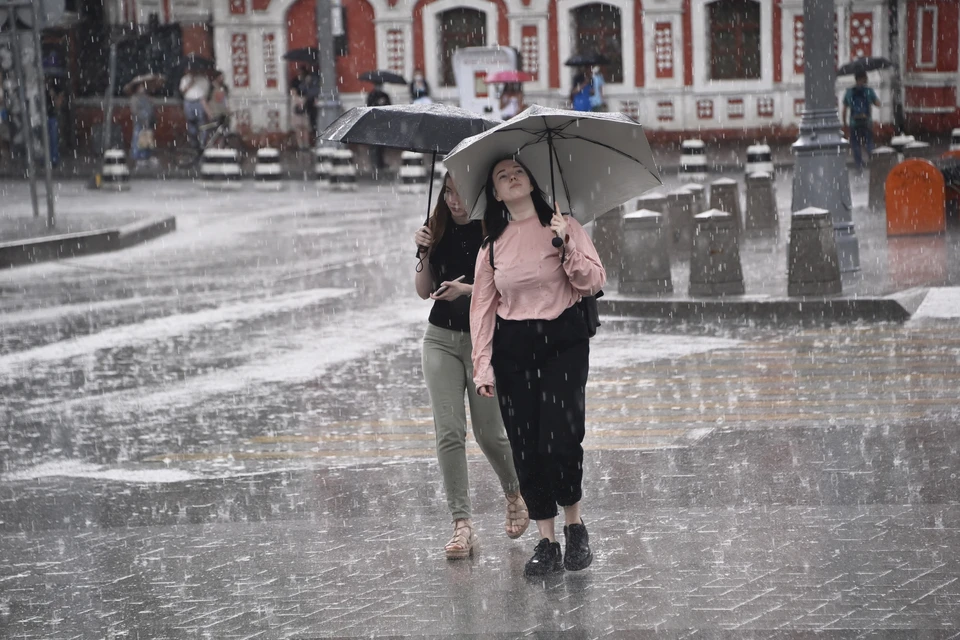 Главная же аномалия в том, что рекордные дожди заливают Москву уже третий месяц подряд.