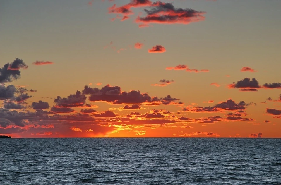 Раскроем секрет: создавать закат ярко-красного света над морем помогают содержащиеся в воздухе взвешенные частицы соли и водяного пара.