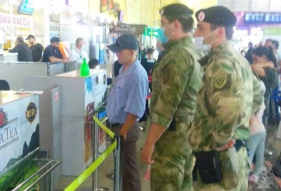 Мужчину посадили на самолет до Омска.
