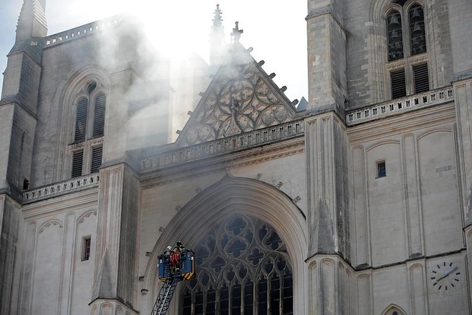 Пожарный считают, горящий собор в Нанте не повторит судьбу Нотр-Дама