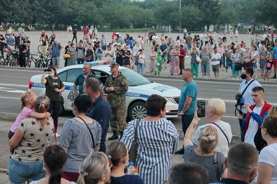 Полиция предупредительно оцепила площадь, но биробиджанцы все равно пришли