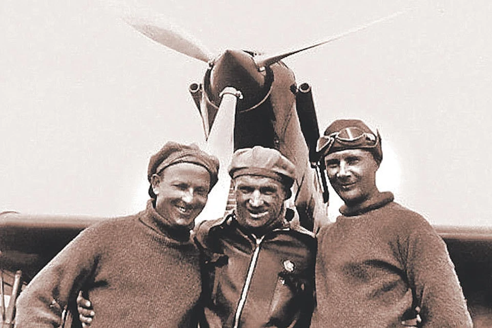Г. Байдуков, В. Чкалов и А. Беляков у своего самолета. Фото: Фонд ЦГАМО
