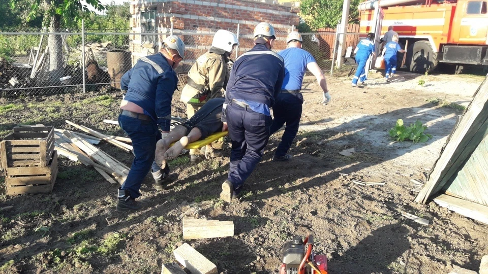 На мужчину рухнула старая кровля