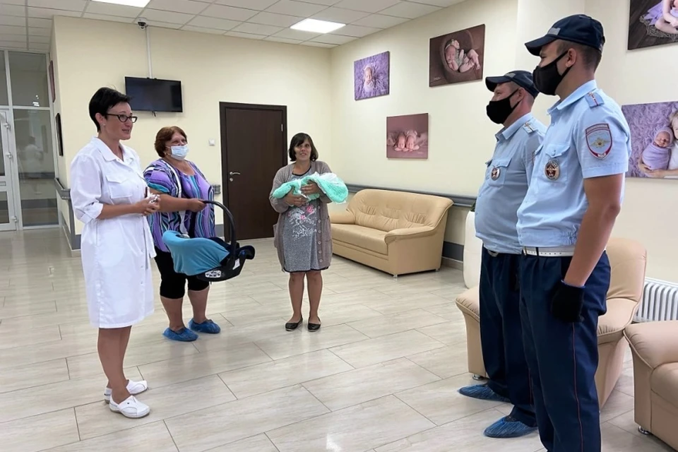 Те самые сотрудники УГИБДД на выписке новорожденного Михаила