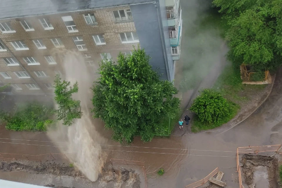 Столб воды доходил по 4 этажа. ФОТО: группа "Подслушано в Ярославле" ВКонтакте
