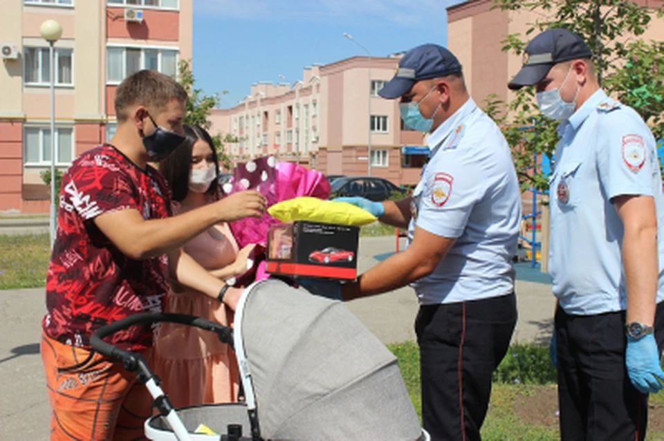 Полицейские - спасители подарили малышу первую в его жизни машину. Фото: ГУ МВД РФ по Самарской области