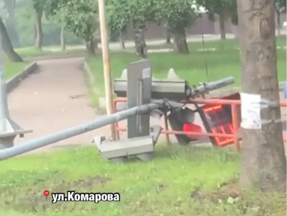Поломанный светофор на перекрестке Комарова и Некрасова в Уссурийске. Источник: instagram.com/mark2_che
