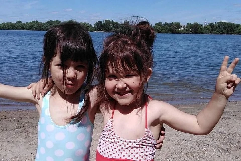 Лиза и Таня останутся с приемными родителями. Фото: личный архив.
