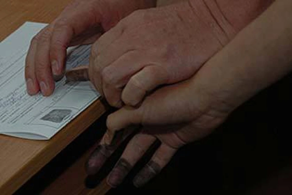 Вычислили насильника спустя 16 лет по отпечаткам пальцев, которые он оставил на месте преступления.