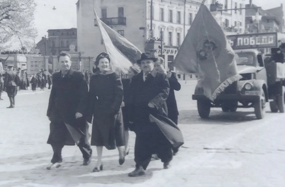 Мария Зебах (в центре) на первомайской демонстрации в Советске с работниками артели "Победа". Предположительно 1950 год.