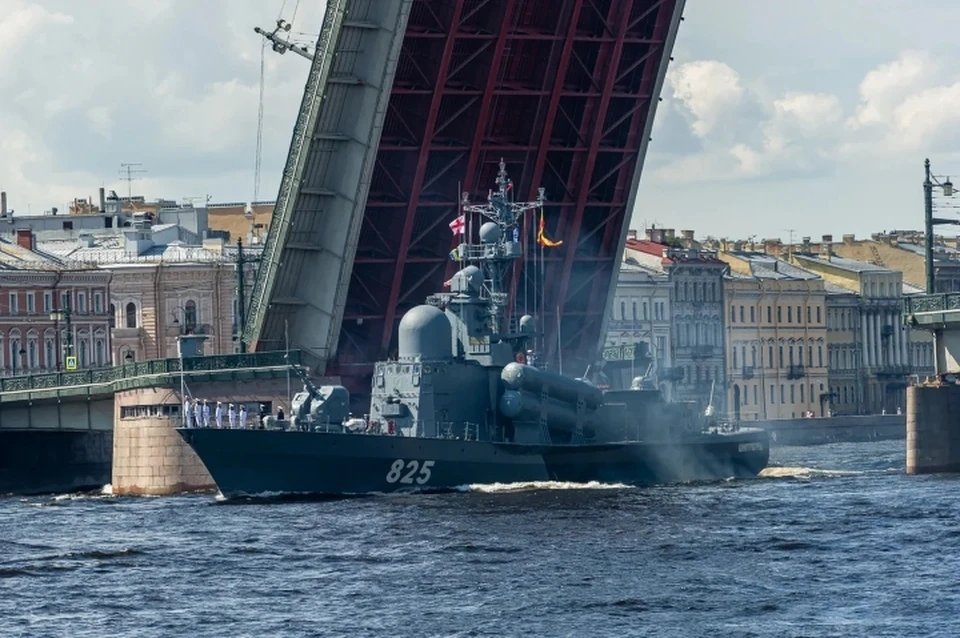Власти Санкт-Петербурга просят сократить рабочий день в пятницу 24 июля.