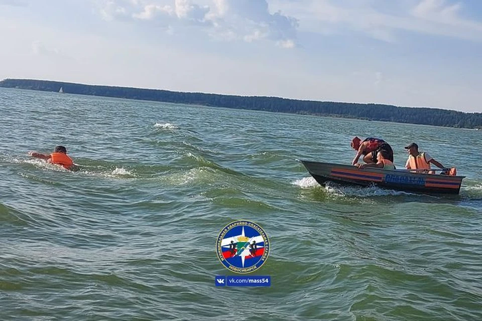 Новосибирские спасатели спасли тонущих на Оби маму с ребенком. Фото: МАСС
