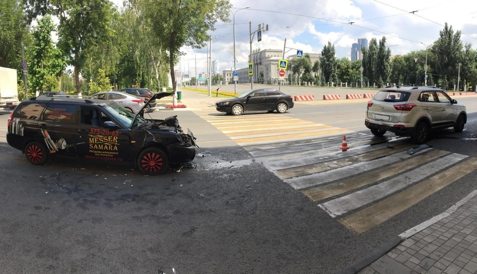 "Приора" толкнула иномарку на пешехода