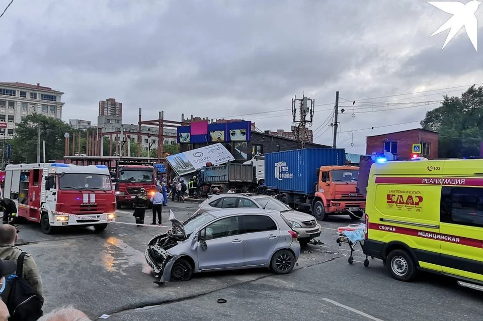 В аварии пострадали 6 автомобилей и минимум 4 человека. Фото: Николай Потапов.