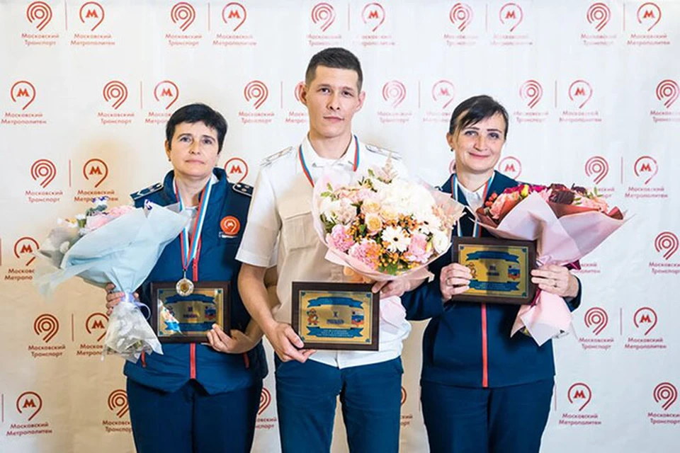 Победители конкурса «Дежурный по станции метрополитена» Игорь Харченко, Светлана Силаева и Наталья Беседина. Фото: предоставлено пресс-службой Дептранспорта