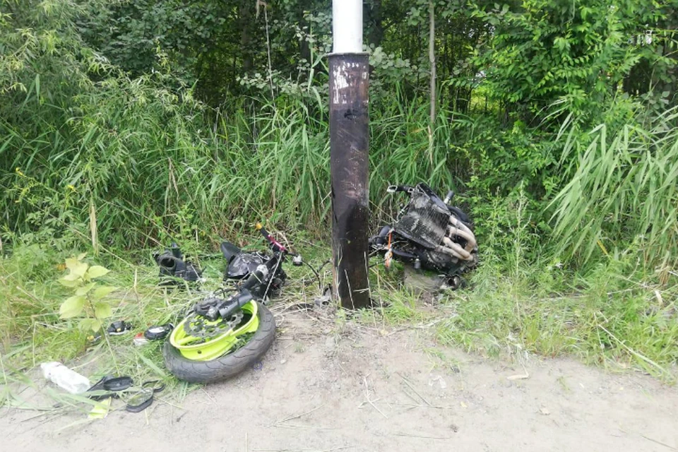В Хабаровске мотоцикл разбился от удара со световой опорой