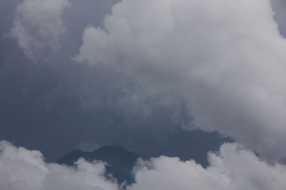 В Сочи объявили штормовое предупреждение из-за угрозы формирования смерчей.